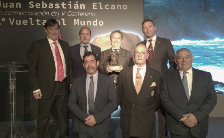 Coro y clubes con el trofeo