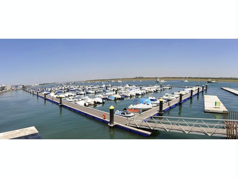 puerto deportivo punta umbr&iacute;a