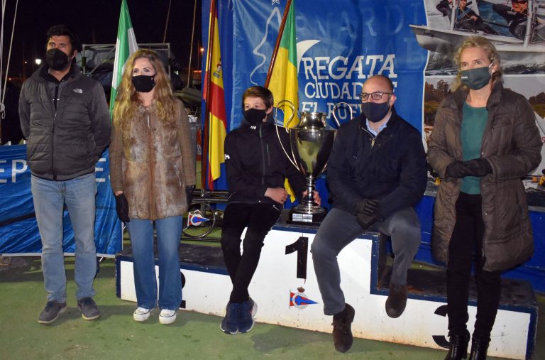 campe&oacute;n con autoridades