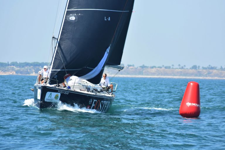 La embarcaci&oacute;n onubense Foster 002