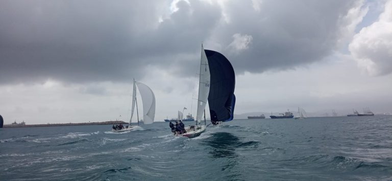 El aviso de temporal obliga a suspender la segunda jornada del tercer asalto al Circuito Alcaidesa Marina de J/80 Winter Series