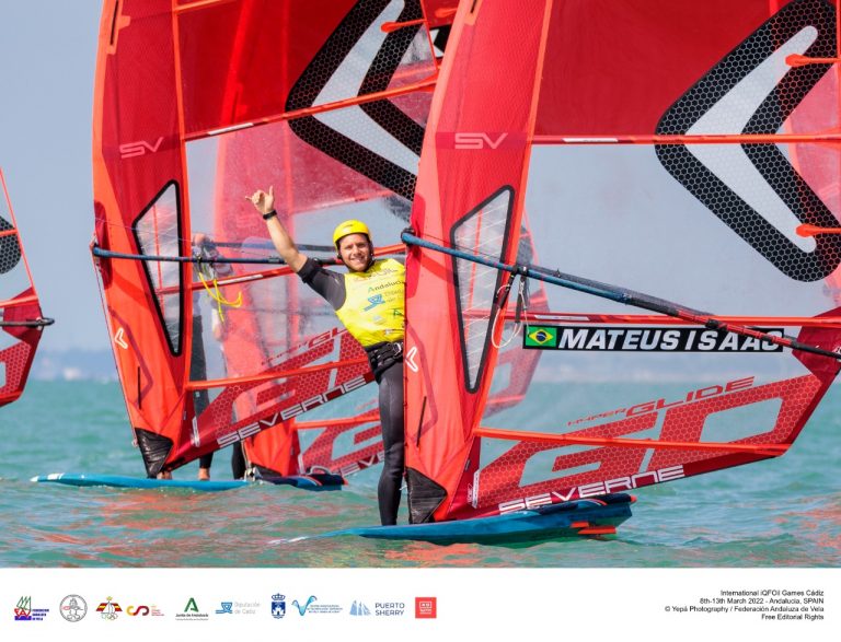 Los españoles Nicole Van der Velden y Antonio Medina logran su pase directo a la final del ‘International iQFOil Games Cádiz’