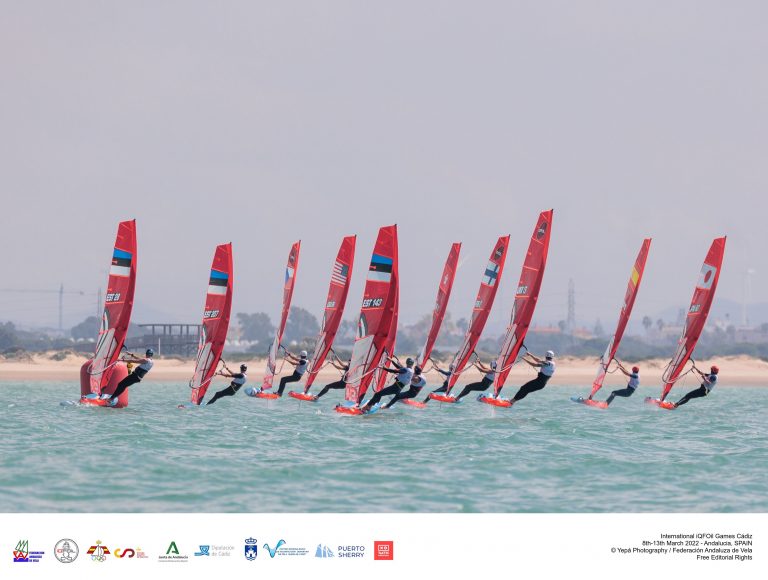 Más viento y presión en el segundo asalto al ‘International iQFOil Games Cádiz’ en la bahía gaditana