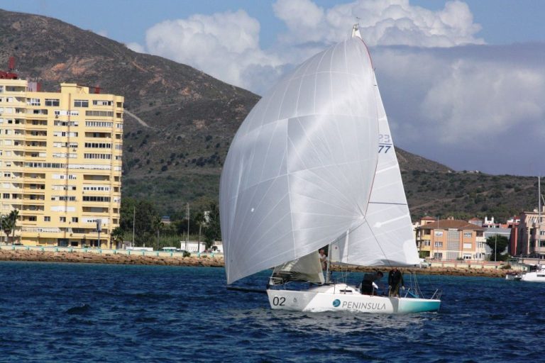 El monotipo ‘Península’ se adelanta en el autonómico de J/80 que hoy ha comenzado en La Línea