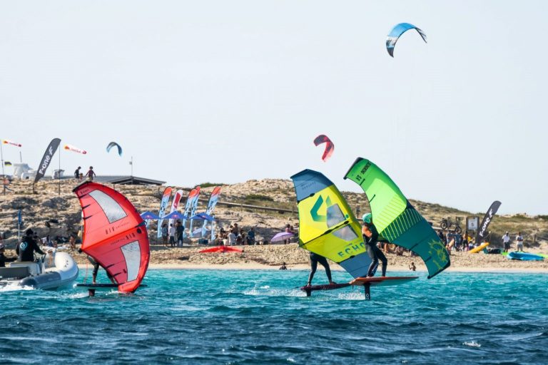 La playa de La Barrosa acoge el primer campeonato de Andalucía de la clase Wing Foil