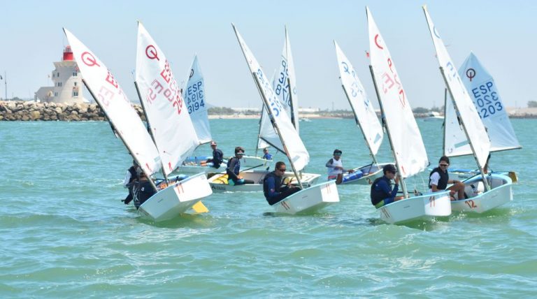Valencianos y baleares se jugaran mañana el Campeonato de España de Optimist por Equipos en la bahía de Cádiz