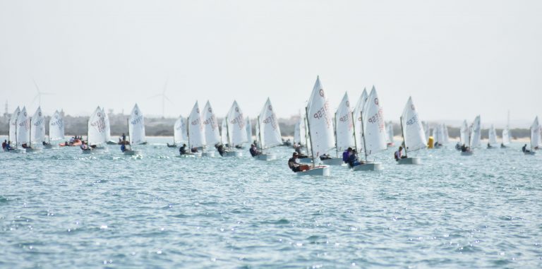 El viento pone las cosas difíciles en el primer asalto al 7º Trofeo de la Hispanidad de Optimist