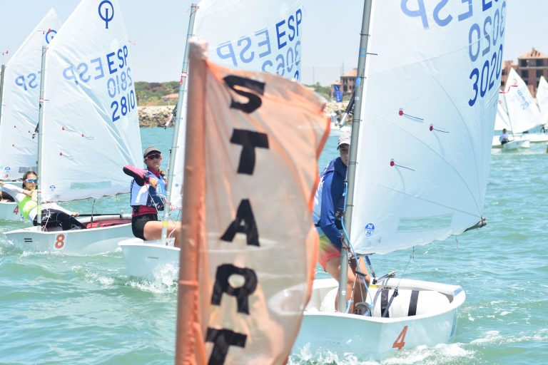 En torno a 200 regatistas de Optimist compiten desde este viernes en el 7º Trofeo de la Hispanidad