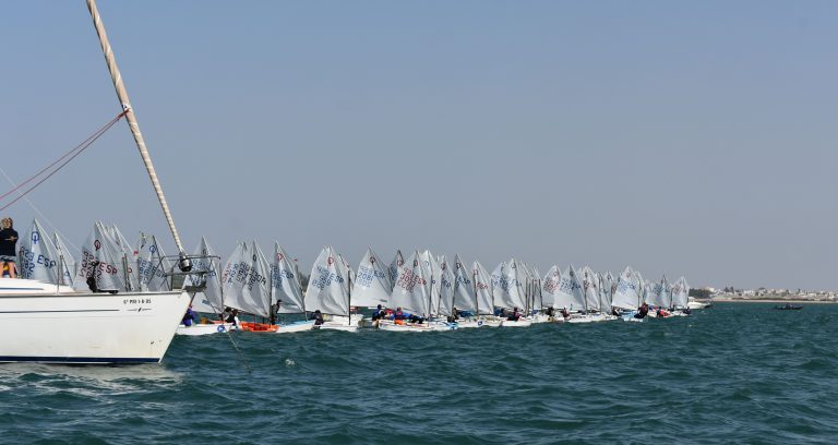 Más viento y tensión en la bahía de Cádiz en el segundo asalto al 7º Trofeo de la Hispanidad de Optimist