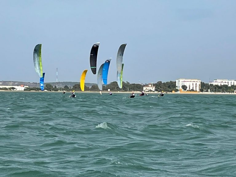 Alex Climent, nuevo líder del Campeonato de España de Fórmula Kite en la bahía de Cádiz