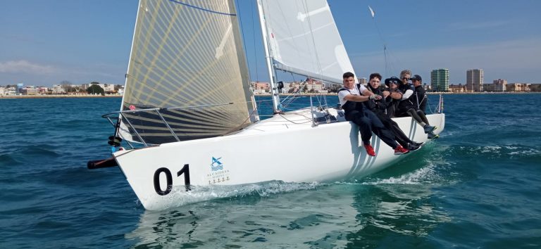 El ‘Península’ de John Bassadone se apunta el primer tanto del Circuito Alcaidesa Marina de J/80 autumn Series 2022