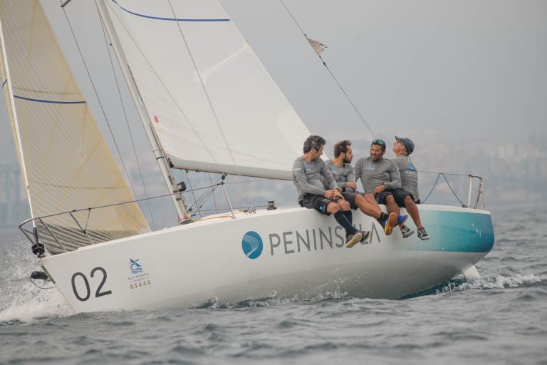 El ‘Península’ de John Bassadone se apunta el primer tanto del Circuito Alcaidesa Marina de J/80 autumn Series 2022
