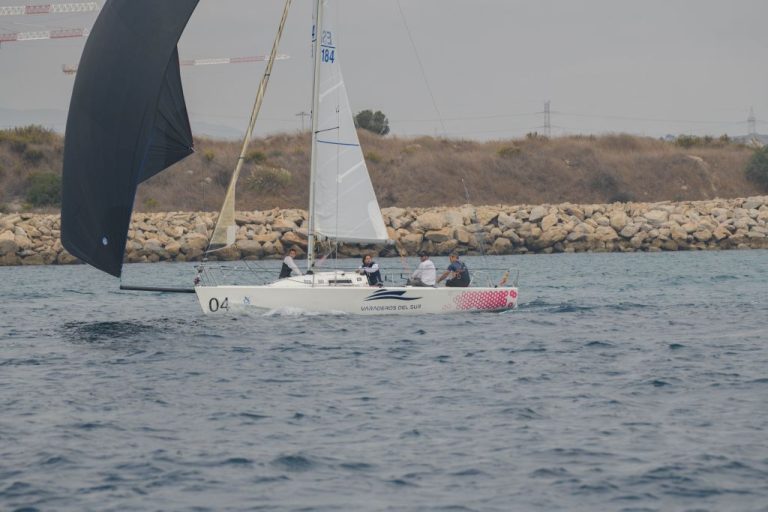 El monotipo ‘Península’ renueva título en el Circuito Alcaidesa Marina de J/80