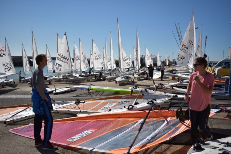 La bahía de Cádiz despide y recibe año a toda Vela