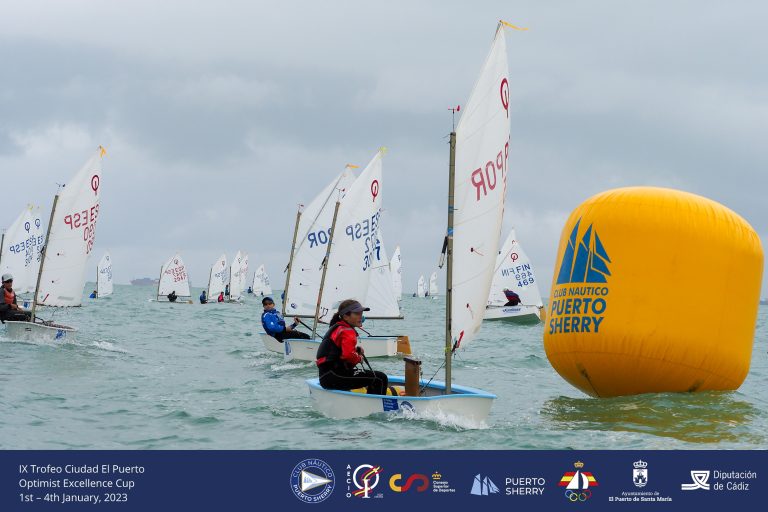 Prueba de resistencia en el arranque de la Excellence Cup de Optimist en Puerto Sherry
