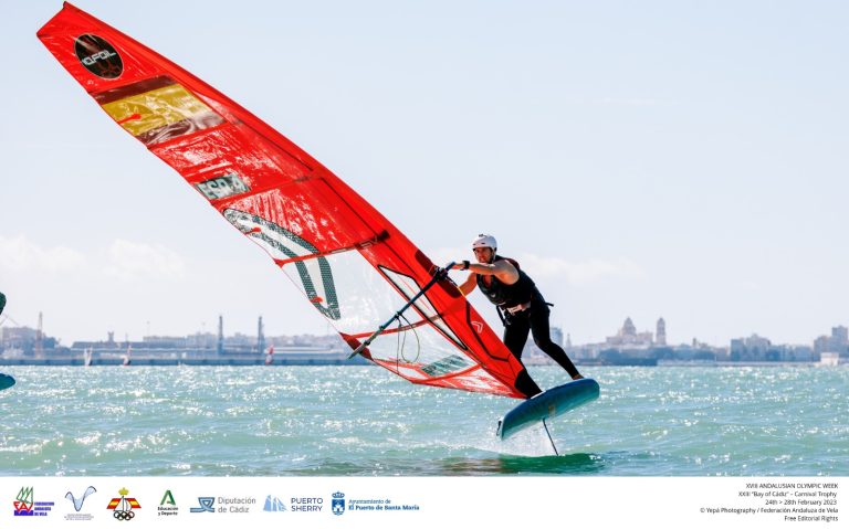 La Semana Olímpica Andaluza ya navega al cien por cien en la bahía de Cádiz
