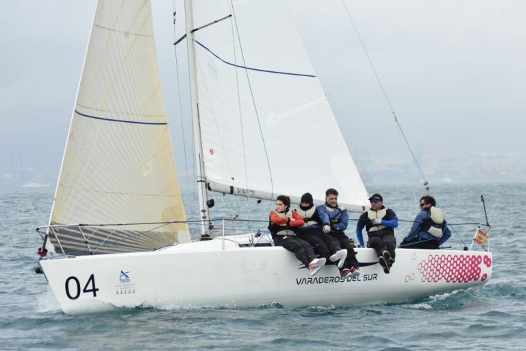 Las aguas de la Línea brindan un fin de semana épico en el Circuito Alcaidesa Marina de J/80