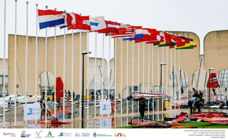 El ‘International iQFOil Games Andalucía/Bahía de Cádiz’’ espera al viento para arrancar