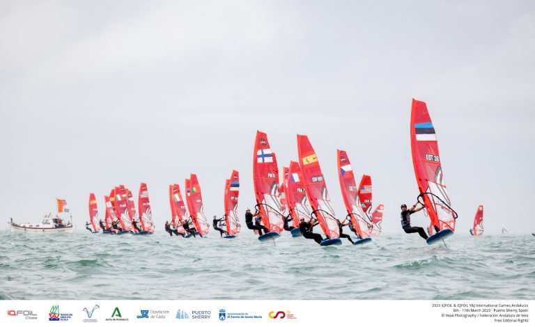 El ‘International iQFOil Games Andalucía’ arranca por todo lo alto en la bahía gaditana