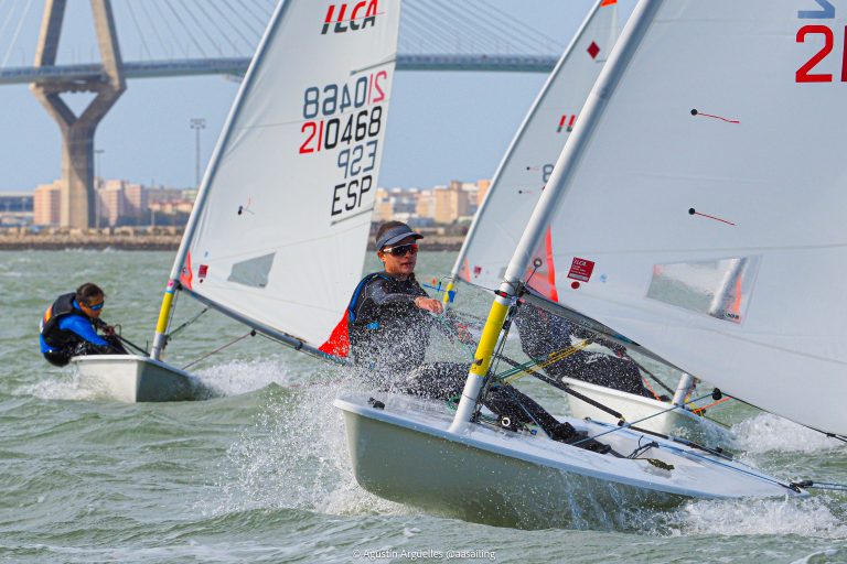 La bahía de Cádiz sorprende a los aspirantes del europeo de ILCA 4