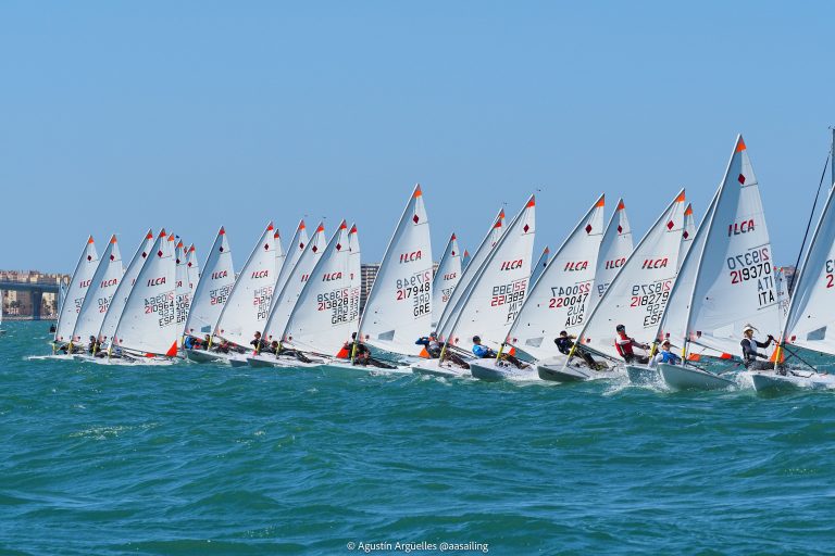 El europeo de ILCA 4 arranca con fuerza en Cádiz