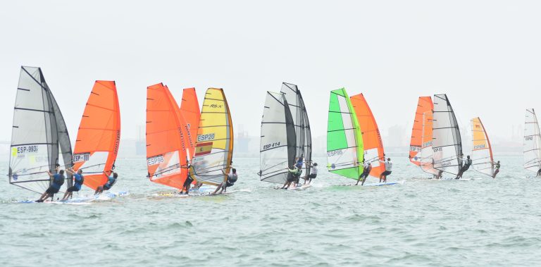 Estreno con exigencias del Campeonato de España de Raceboard en la bahía gaditana