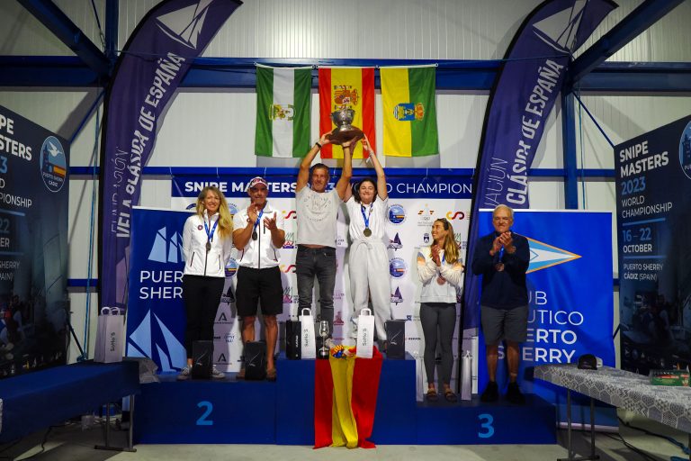 Damián Borras y Sara Franceschi se proclaman campeones del Mundo de Snipe Máster en la bahía de Cádiz
