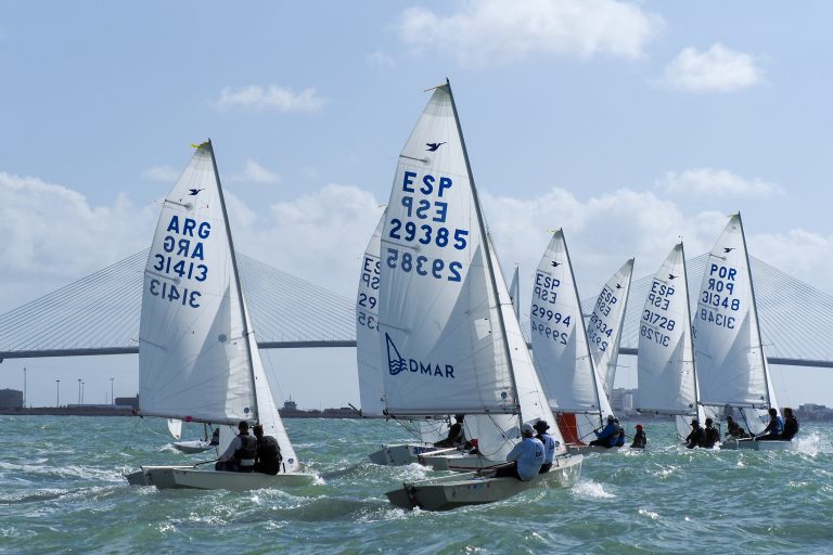 El Campeonato del Mundo de Snipe Máster mete la directa en la bahía gaditana