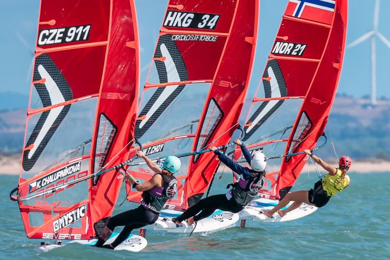 El Campeonato del Mundo de iQFOil Infantil y Juvenil ya vuela alto en aguas gaditanas