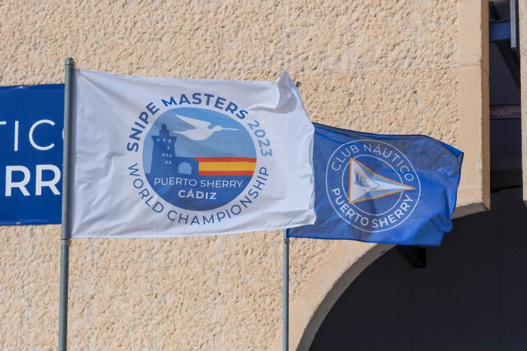 El temporal de viento detiene el Campeonato del Mundo de Snipe Máster en Puerto Sherry