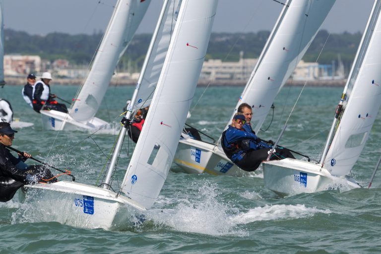 La bahía gaditana no da respiro en el estreno del Campeonato del mundo de Snipe Máster