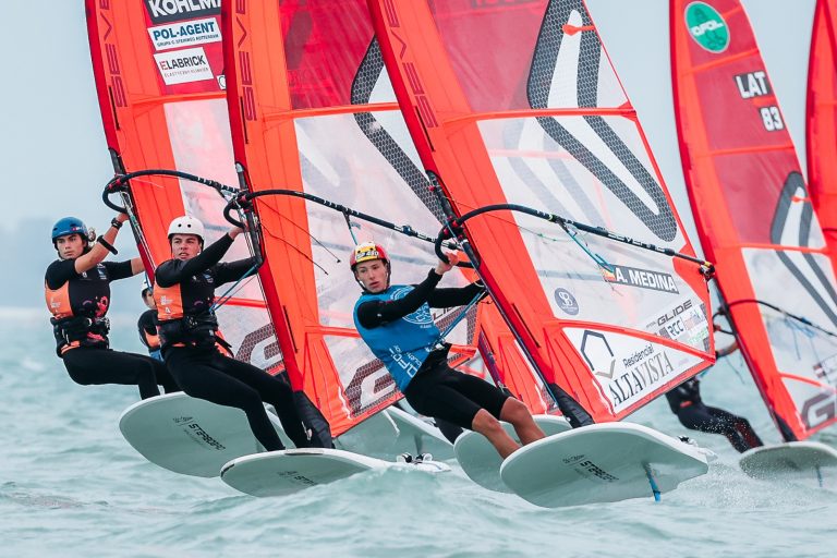 Los aspirantes despegan en el Campeonato del Mundo de iQFOil Infantil y Juvenil