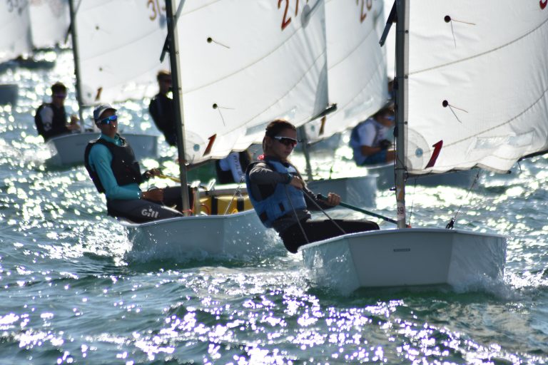 Tímido arranque del 8º Trofeo de la Hispanidad en la bahía de Cádiz
