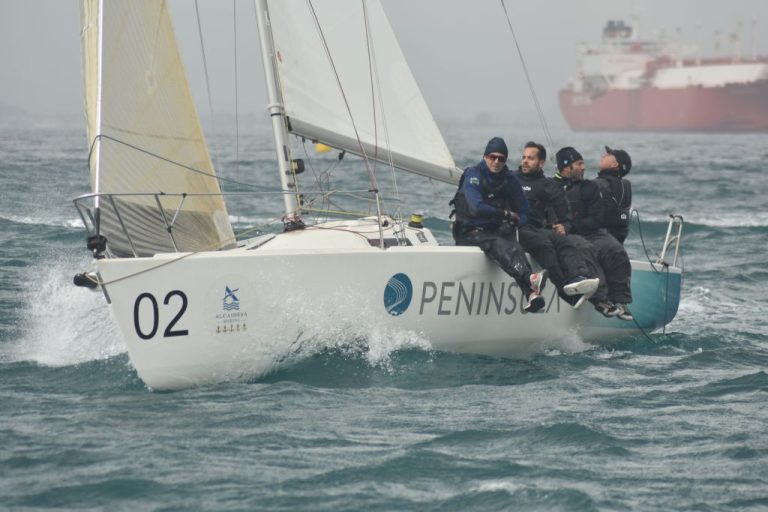 Nuevo tanto del ‘Península’ en el Circuito Alcaidesa Marina de J/80 en aguas de La Línea
