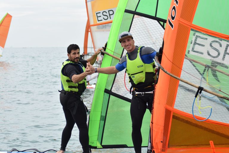 Tímido arranque de la 20ª Regata de Año Nuevo, Memorial Kim Lythgoe en aguas gaditanas