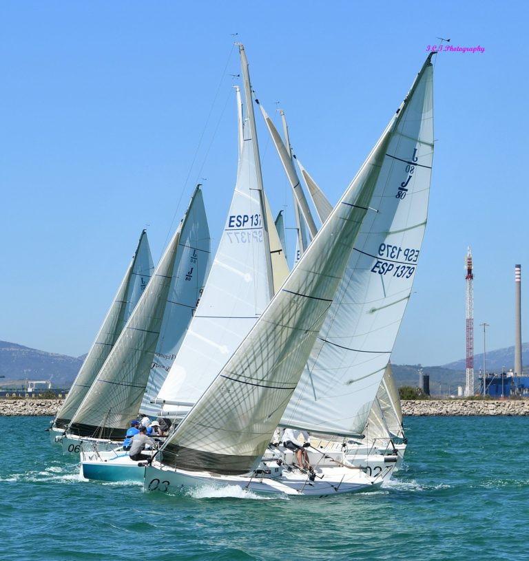 Las aguas de la línea acogen la final invernal del Circuito Alcaidesa Marina de J/80