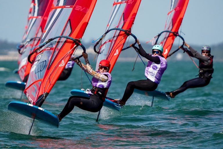 Las tablas olímpicas ya vuelan sobre la bahía de Cádiz
