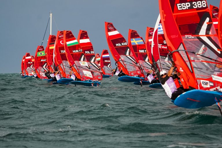 El ‘International iQFOil Games Andalucía Bahía de Cádiz’ vive su jornada más exigente
