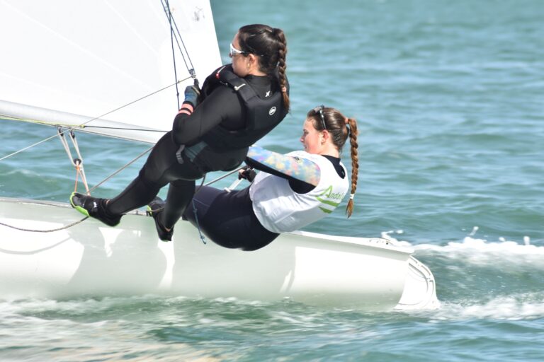 El viento y la igualdad crecen en el Campeonato de España de 420 que se disputa en la bahía de Cádiz