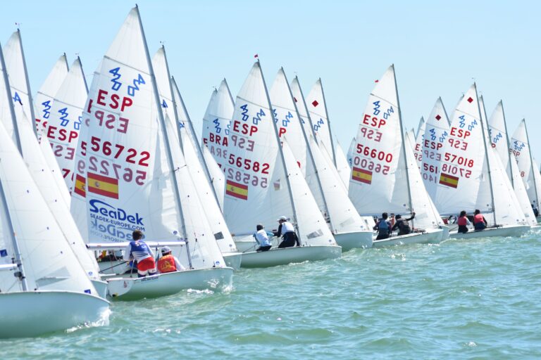 La bahía de Cádiz se muestra juguetona en el arranque del Campeonato de España de 420