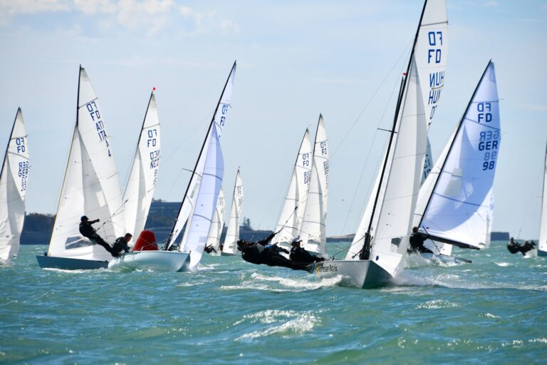Día ‘de libro’ en la bahía gaditana en el estreno del Campeonato de Europa de Flying Dutchman