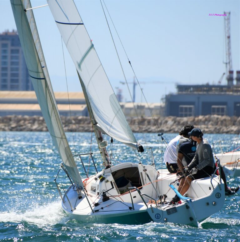 El Circuito Alcaidesa Marina de J/80 sube el volumen en La Línea