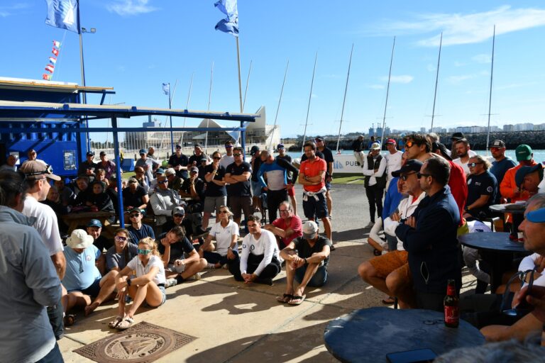 El levante se pasa de vueltas en la bahía gaditana