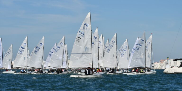 El viento, protagonista inesperado en el arranque del Campeonato de Europa de Flying Dutchman