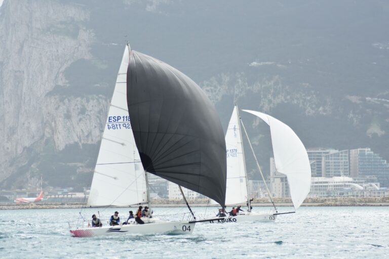 La línea acoge el segundo asalto al Circuito Alcaidesa Marina de J/80