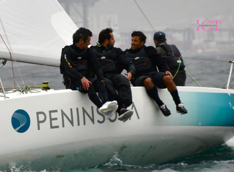El ‘Península’ de Bassadone mantiene el control en el Circuito Alcaidesa Marina de J/80 pese al empuje de sus rivales