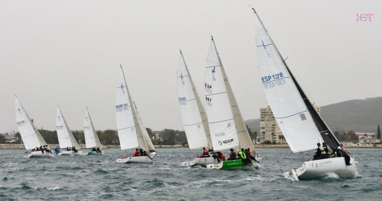 El monotipo ‘Península’ de John Bassadone cierra el año con otra victoria en el Circuito Alcaidesa Marina de J/80