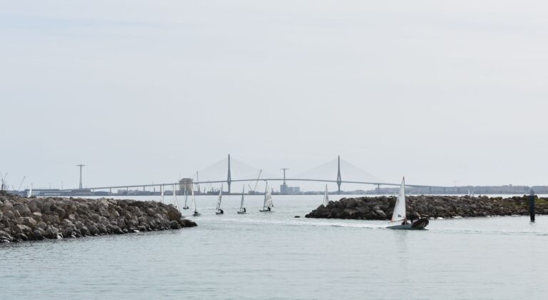 El viento se ausenta en la bahía gaditana y trunca el comienzo de la 20ª Semana Olímpica Andaluza, Trofeo de Carnaval