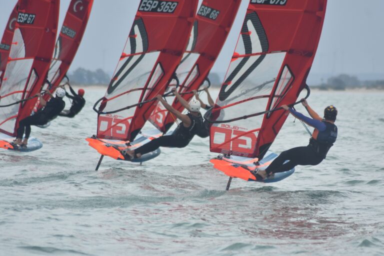 La andaluza Pilar Lamadrid y los baleares Nacho Baltasar y Andrea Torres, primeros líderes de los campeonatos de España de iQFOil
