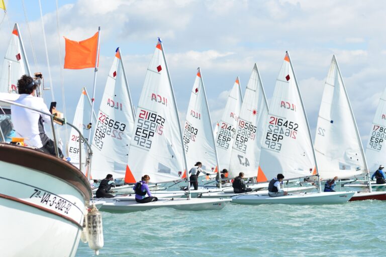 La andaluza Pilar Lamadrid y los baleares Nacho Baltasar y Andrea Torres, virtuales campeones de España de iQFOil